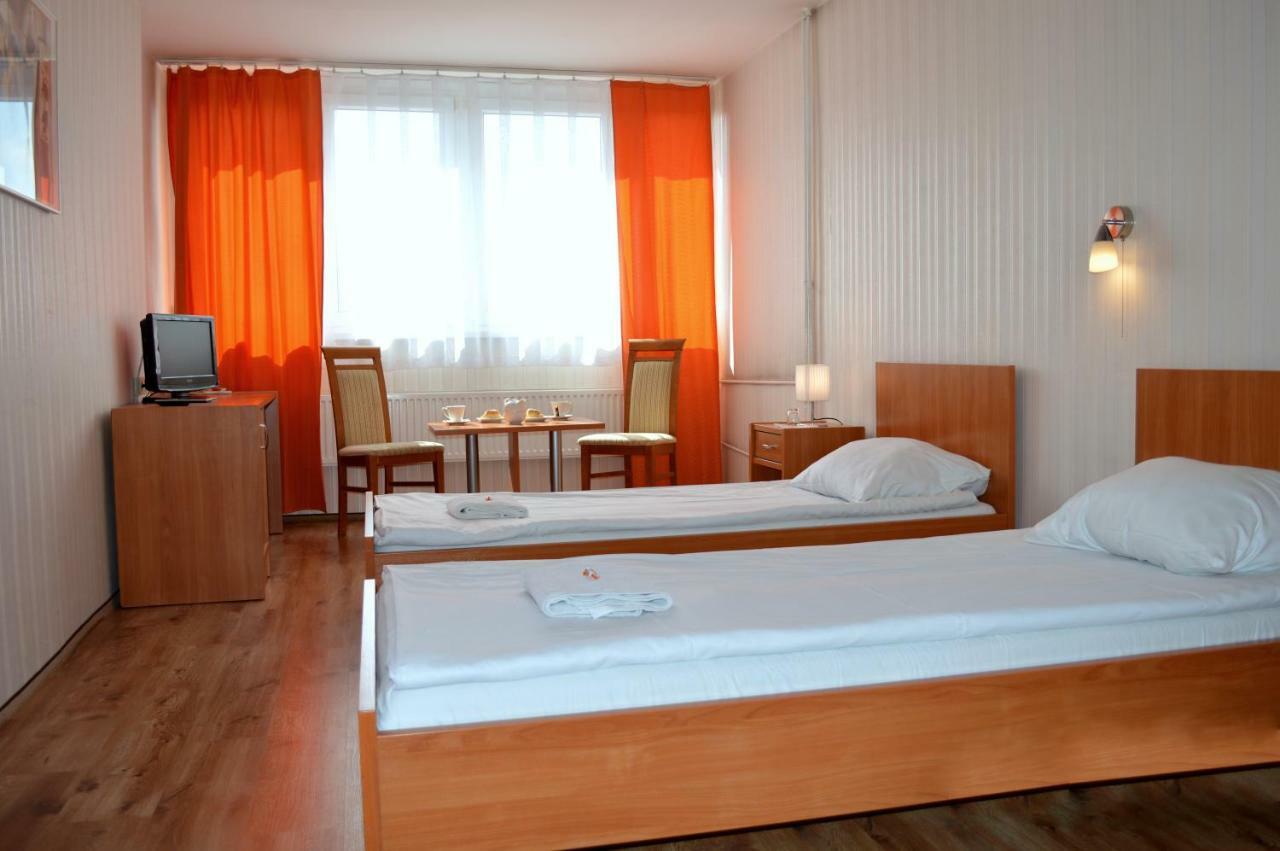 Perla Hotel Olesnica  Exterior photo
