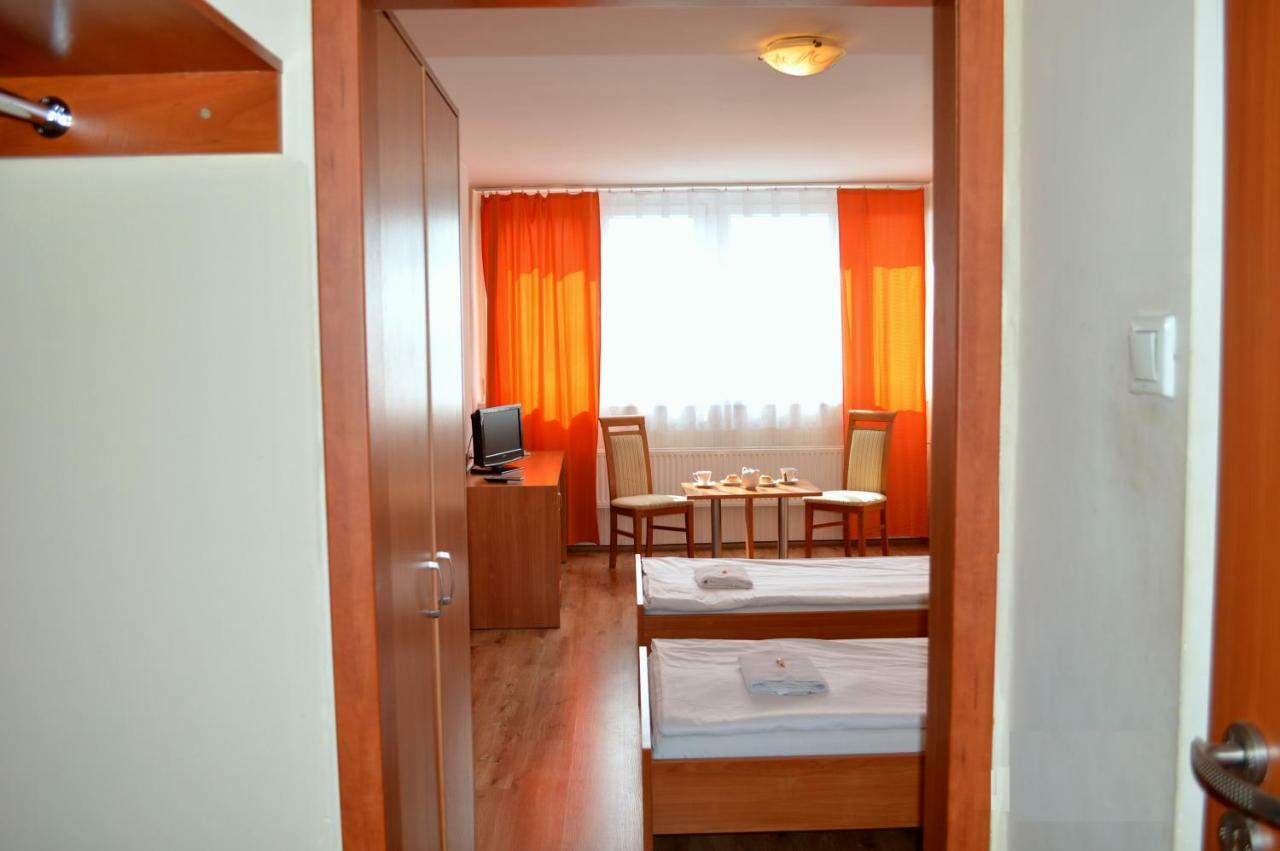 Perla Hotel Olesnica  Exterior photo